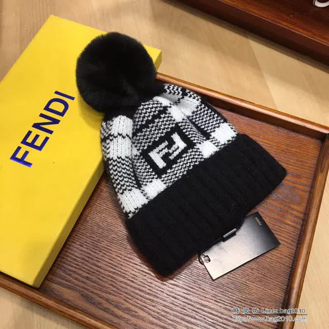 FENDI芬迪 爆款 羊絨混紡配大毛球原單針織帽 LLWJ8492